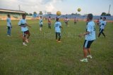 Jember (Antara Jatim) - Pesepak bola Persid Jember melakukan latihan di Stadion Noto Hadi Negoro Jember, Jawa Timur, Jumat (2/5). Latihan yang dipimpin langsung pelatih Santoso Pribadi untuk persiapan pertandingan Divisi Utama Liga Indonesia 2014 pada Minggu (4/5), melawan Persebo Bondowoso. Pertandingan ini disebut 