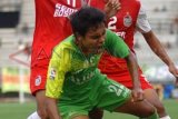 Surabaya (Antara Jatim) - Pesepak bola Persebaya Surabaya, Fandi Eko Utomo (tengah) dihadang pesepak bola PSM Makassar, Ponaryo Astaman (kiri) dan Hendra Wijaya (kanan) dalam lanjutan kompetisi Indonesia Super League (ISL) 2014 di Gelora Bung Tomo (GBT), Surabaya, Jatim, Jumat (2/5). PSM Makassar dikalahkan Persebaya Surabaya dengan skor 0-2. (FOTO M Risyal Hidayat/14/edy)