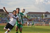 Jember (Antara Jatim) - Pesepakbola Persid Jember Singgih Nur Cahyono (kiri) berebut bola dengan pesepakbola PS. Sumbawa Barat Joko Sugiarto pada pertandingan Divisi Utama Liga Indonesia 2014 di Stadion Notohadinegoro Jember, Jawa Timur, Kamis (15/5). Persid Jember mengalahkan  PS. Sumbawa Barat dengan skor 1-0. (FOTO Seno/14/edy)