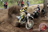 Crosser Jawa Tengah, M Arjun Wicaksana (kiri) melaju kencang meninggalkan saingannya pada putaran final  kejurnas Motocross Seri IV,  kelas SE 250 cc,di sirkuit Pantai Wisata Lampuuk, Kabupaten Aceh Besar, Aceh,Minggu (25/5). Sebanyak 70 crosser nasional dan internasional yang berlaga pada kejurnas motocross memperebutkan piala Kapolda Aceh itu, Crosser Internasional, Lewis Stewart,berhasil sebagai juara umum pada kelas SE 250 cc.ANTARAACEH.COM/Ampelsa/14