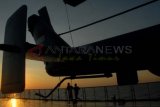 Surabaya (Antara Jatim) - Sejumlah satgas Latihan Bersama Multilateral Rim Of Pasific (Latma RIMPAC) 2014 berlari di geladak heli KRI Banda Aceh-593 ketika melintasi Perairan laut Jawa, Sabtu (31/5). Olahraga tersebut dilakukan untuk menjaga kondisi tubuh selama berlayar menuju Pearl Harbour Training Area dan perairan Kepulauan Hawaii, Amerika Serikat. FOTO M Risyal Hidayat/14/Chan.