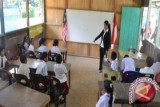 Sejumlah anak Tenaga Kerja Indonesia (TKI) program Community Learning Center (CLC), mengikuti pelajaran di Sekolah Dasar (SD) Tunas Harapan Bangsa di wilayah Papar, Sabah, Malaysia. (ANTARA Kaltim)