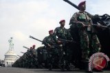 Sejumlah pasukan TNI AL bersiap saat inspeksi kesiapan pasukan dan alutsista yang digelar di Dermaga Koarmatim Ujung, Surabaya, Jawa Timur, Rabu (28/5). Latgab TNI tahun 2014 yang melibatkan 15.108 personil dari TNI AD, TNI AL dan TNI AU akan disaksikan secara langsung oleh Presiden Susilo Bambang Yudhoyono pada tanggal 3 - 4 Juni 2014 di Asembagus Situbondo, Jawa Timur. ANTARA FOTO/Suryanto/mes/14.