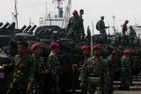 Sejumlah pasukan Marinir TNI AL mempersiapkan kendaraan tempur saat Inspeksi Kesiapan Pasukan dan alutsista yang digelar di Dermaga Koarmatim Ujung, Surabaya, Jawa Timur, Rabu (28/5). Latgab TNI tahun 2014 yang melibatkan 15.108 personil dari TNI AD, TNI AL dan TNI AU akan disaksikan secara langsung oleh Presiden Susilo Bambang Yudhoyono pada tanggal 3 - 4 Juni 2014 di Asembagus Situbondo, Jawa Timur. ANTARA FOTO/Suryanto/mes/14.