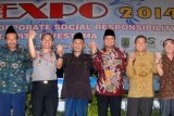 Bupati Pasuruan, Irsyad Yusuf (tiga kanan), bersama Pendiri Perguruan Tinggi Universitas Yudharta Pasuruan, KH. M. Sholeh Bahruddin (tiga kiri), didampingi Wakapolres Pasuruan, Kompol Boby Tambunan (dua kiri), dan Rektor Unversitas Yudharta Pasuruan, Dr. Saifulah, M. HI (kiri), serta Senior Eksternal Relation PT Tirta Investama, Budi Hartono (kanan), bergandeng tangan saat foto bersama dalam kegiatan CSR EXPO PT. Investama 2014 yang diadakan di Universitas Yudharta, Purwosari, Pasuruan, Jatim, Kamis (22/5). Kegiatan tersebut merupakan sebuah langkah atas Komitmen CSR dari PT. Investama, terhadap Masyarakat dan Pemerintahan Kabupaten Pasuruan yang nanatinya diharapkan semakin banyak perusahaan yang mempunyai program kemasyarakatan. ANTARA FOTO/Adhitya Hendra/14.