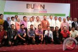 Para unsur pimpinan Badan Usaha Milik Negara (BUMN) Kota Denpasar berfoto bersama usai acara Pertemuan Forum ke-16 BUMN Marketeers Club di Denpasar, Selasa (13/5). ANTARA FOTO/Made Surya/wdy/14