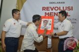 Calon Presiden dari PDI Perjuangan, Partai NasDem dan PKB Joko Widodo (tengah) didampingi Ketua Nasional Komunitas Sahabat Jokowi, Hendry Handoko (kiri) dan Wakil Ketua Nasional Agung Yudha Sugama (kanan) menandatangani sampul pertama Tabloid Berita Jokowi (BEJO) pada acara Deklarasi Revolusi Mental di Jakarta, Sabtu (17/5). Dalam arahannya di depan relawan Komunitas Sahabat Jokowi, Joko Widodo mengatakan telah menerima dua nama calon Wakil Presiden yang berinisial 'J' dan 'A' saat ini dalam tahap mempertimbangkan dan memutuskan siapa yang akan dia pilih untuk selanjutnya diumumkan kepada publik. ANTARA FOTO/Widodo S. Jusuf/wdy/14.