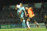 Lamongan (Antara Jatim)- Pemain kesebelasan Persela Adison Alves (kiri) berebut bola dengan pemain kesebelasan Putra Samarinda Rio Ramandika (kanan) dalam pertandingan kompetisi Indonesia Super League (ISL) 2014 di stadion Surajaya Lamongan, Jawa Timur, Senin (19/5).  (FOTO Syaiful Arif/14/edy)