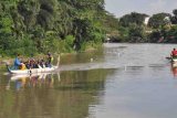 Surabaya (Antara Jatim) - Tim SMKN 3 Sidoarjo dan tim gabungan SMA Surabaya mengikuti lomba perahu dayung 