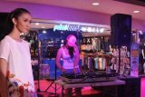 Surabaya (Antara Jatim) - Seorang Model berjalan di catwalk bersama seorang DJ dalam acara 