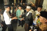 Jombang (Antara Jatim) - Bakal calon presiden dari PDI Perjuangan Joko Widodo (kiri) saat bertemu dengan Ketua Dewan Syuro DPP PKB KH Abdul Aziz Mansyur (tiga kanan) di Pondok Pesantren Tarbiyatun Nasyiin Pacul Gowang, Jombang, Jawa Timur, Sabtu (3/5). Dalam pertemuan tertutup tersebut Jokowi diberi wejangan KH Abdul Aziz Mansyur untuk menjadi bekal jika terpilih jadi presiden RI. Selain itu Jokowi juga diberi kuliah tujuh menit untuk belajar Kitab Kuning. (FOTO Syaiful Arif/14/edy)