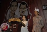 Ketua Umum PDIP Megawati Soekarnoputri (kiri) didampingi Calon Presiden Joko Widodo (kanan)menyampaikan orasi politiknya dalam deklarasi masyarakat Bali untuk pemenangan Calon Presiden-Calon Wakil Presiden, Jokowi-Jusuf Kalla di Denpasar, Kamis (29/5) malam. Pasangan Jokowi-Jusuf Kalla menargetkan persentase perolehan suara tertinggi berasal dari Bali pada Pemilu Presiden 2014 nanti. ANTARA FOTO/Nyoman Budhiana/wdy/14.