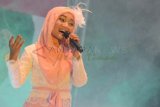 Ponorogo (Antara Jatim) - Penyanyi Fatin Shiddqia Lubis bernyanyi saat konser di Ponorogo City Center, Kab. Ponorogo, Minggu (25/5). Dalam konser tersebut, Fatin yang memenangkan kontes pencarian bakat yang digelar salah satu stasiun televisi swasta membawakan sejumlah lagu  diantaranya 