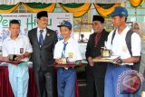 Wakil Gubernur Kalsel H Rudy Resnawan dan Kadisdik Ngadimun berbincang dengan juara Lomba Foto Pendidikan tingkat Pelajar SMP dan SMA se Kalsel di stand pameran Komunitas Jurnalis Pena Hijau Indonesia di ajang peringatan Hardiknas 2014 di halaman kantor Gubernur Kalsel, Jumat (2/5). Foto Antaranews Kalsel/Herry Murdy Hermawan