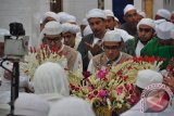 Martapura, 5/4 - Dua putera Almarhum KH Zaini Abdul Ghani atau guru Sekumpul Muhammad Amin Badali dan Ahmad Hafi Badali memimpin pembacaan syair maulid Habsyi saat memperingati wafatnya (haul) ke sembilan almarhum guru di ruang induk Mushala Arraudah Komplek Sekumpul, Minggu (4/5).Prosesi haul di mulai pembacaan syair maulid Habsyi dan tahlil dihari para pejabat, ulama dan jamaah dari luar Kalimantan Selatan.(Foto Antara/humas/e)  