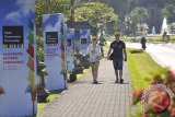 Dua wisatawan melintas di kawasan tempat berlangsungnya Konferensi Asia-Pasifik 'Open Government Partnership' (OGP) di Nusa Dua, Bali, Senin (5/5). Kegiatan dua hari tersebut rencananya akan dibuka Presiden Susilo Bambang Yudhoyono pada 6 Mei dan dihadiri sejumlah pejabat pemerintahan, LSM serta akademisi se-Asia Pasifik untuk mendorong keterbukaan/transparansi pemerintahan. ANTARA FOTO/Nyoman Budhiana/nym/2014.