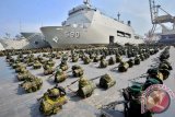 Prajurit TNI bersiap mengkuti apel kesiapan Latihan Gabungan TNI di Lapangan Kolinlamil Tanjung Priok, Jakarta, Minggu (25/5). Latihan gabungan itu diikuti oleh 15.108 personel TNI yang terdiri dari 1.172 personel latihan posko dan 13.936 personel latihan lapangan, dengan menampilkan seluruh kemampuan tempur prajurit TNI beserta alutsista yang dimiliki, dan puncaknya akan dilaksanakan di Situbondo, Jawa Timur. ANTARA FOTO/Yudhi Mahatma/ss/ama/14