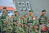 
Prajurit TNI mengkuti apel kesiapan Latihan Gabungan TNI di Lapangan Kolinlamil Tanjung Priok, Jakarta, Minggu (25/5). Latihan gabungan itu diikuti oleh 15.108 personel TNI yang terdiri dari 1.172 personel latihan posko dan 13.936 personel latihan lapangan, dengan menampilkan seluruh kemampuan tempur prajurit TNI beserta alutsista yang dimiliki, dan puncaknya akan dilaksanakan di Situbondo, Jawa Timur. ANTARA FOTO/Yudhi Mahatma/ss/ama/14