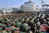 Prajurit TNI bersiap mengkuti apel kesiapan Latihan Gabungan TNI di Lapangan Kolinlamil Tanjung Priok, Jakarta, Minggu (25/5). Latihan gabungan itu diikuti oleh 15.108 personel TNI yang terdiri dari 1.172 personel latihan posko dan 13.936 personel latihan lapangan, dengan menampilkan seluruh kemampuan tempur prajurit TNI beserta alutsista yang dimiliki, dan puncaknya akan dilaksanakan di Situbondo, Jawa Timur. ANTARA FOTO/Yudhi Mahatma/ss/ama/14