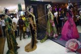 Sejumlah waria menunggu giliran tampil dalam Lomba Fashion Dan Tata Rias Pengantin Waria yang digelar di Sidoarjo, Jawa Timur, Jum'at (16/5). Selain untuk melatih kreativitas para waria di Sidoarjo, lomba ini juga bertujuan untuk menghilangkan pandangan negatif terhadap waria. ANTARA FOTO/Suryanto/wdy/14.