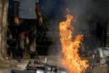 Sejumlah warga mencoba memadamkan api yang membakar sebagian motor bernopol N 5713 CB yang terbakar di Jalan Raya Panglima Sudirman, Malang, Jatim, Kamis (22/5). Terbakarnya motor tersebut disebabkan adanya kebocoran pada saluran bahan bakar yang mengakibatkan hampir sebagian motor terbakar dalam peristiwa tersebut tidak ada korbaan jiwa.ANTARA FOTO/Adhitya Hendra/14