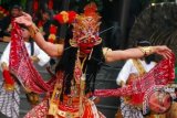 Kelompok Singo Waluyo menampilkan Reog Ponorogo dalam acara 'Gunungan-International Mask & Puppets Festival 2014' di Kota Baru Parahyangan kabupaten Bandung Barat, Jawa Barat, Sabtu (24/5). Acara tahun ini mengusung tema 'Mask is Everywhere' yang mengeksplorasi Topeng secara komprehensif, mulai dari Pertunjukan, Pameran, Workshop sampai Talkshow yang masing-masing akan disampaikan oleh para pakarnya. ANTARA FOTO/Agus Bebeng/wdy/14