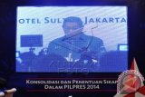 Ketua Umum Partai Demokrat Susilo Bambang Yudhoyono memberikan keterangan pers seusai Rapimnas Partai Demokrat di Jakarta, Minggu (18/5). Salah satu hasil rapimnas yakni menegaskan posisi Partai Demokrat di luar pemerintah atau oposisi dengan tidak bergabung dengan koalisi parpol yang telah terbentuk. ANTARA FOTO/Andika Wahyu/wdy/14.