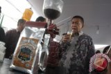 Wakil Gubernur Jabar Deddy Mizwar mencoba kopi yang diproduksi petani kopi Garoet Coffee Boehoen di kedai Kopi Garut saat menghadiri kegiatan Pasanggiri Seni di Kabupaten Garut, Jabar, Sabtu (17/5). Pemerintah Provinsi Jabar selain berupaya membantu memfasilitasi pengembangan kopi dari Garut, juga untuk mensejahterakan para petani kopi dengan meningkatkan penjualan dalam dan luar negeri. FOTO ANTARA/Feri Purnama/wdy/14