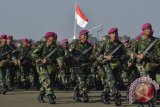 Sejumlah prajurit TNI berjalan menuju barak usai mengikuti Upacara Pembukaan Latihan Gabungan TNI Tahun 2014 di Pangkalan Udara Halim Perdanakusumah, Jakarta, Senin (19/5). Latihan Gabungan TNI Geladi Lapangan akan berlangsung pada tanggal 1 - 5 Juni 2014 di daerah latihan Asembagus, Situbondo, Jawa Timur, kawasan Samudera Hindia bagian selatan dan Bali dengan melibatkan total sekitar 15 ribu personel TNI yang menampilkan seluruh kemampuan tempur prajurit TNI beserta alutsista yang dimiliki. ANTARA FOTO/Widodo S. Jusuf/wdy/14.