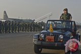 Panglima TNI Jenderal TNI Moeldoko (kanan) memeriksa pasukan pada Upacara Pembukaan Latihan Gabungan TNI Tahun 2014 di Pangkalan Udara Halim Perdanakusumah, Jakarta, Senin (19/5). Latihan Gabungan TNI Geladi Lapangan akan berlangsung pada tanggal 1 - 5 Juni 2014 di daerah latihan Asembagus, Situbondo, Jawa Timur, kawasan Samudera Hindia bagian selatan dan Bali dengan melibatkan total sekitar 15 ribu personel TNI yang menampilkan seluruh kemampuan tempur prajurit TNI beserta alutsista yang dimiliki. ANTARA FOTO/Widodo S. Jusuf/wdy/14.