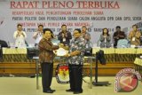 Ketua KPU Husni Kamil Manik (kiri) menerima laporan evaluasi dari Ketua Bawaslu Muhammad (kanan) saat rapat pleno rekapitulasi penghitungan suara Pemilu Legislatif 2014 hari terakhir di Kantor KPU, Jakarta, Jumat (9/5) malam. Komisi Pemilihan Umum (KPU) telah mengesahkan hasil Pemilu DPR, DPD, DPRD dari total 124.972.491 suara, dengan urutan pertama PDIP 23.681.471 (18,95 persen), Golkar (14,75 persen), Gerindra (11,81 persen), Demokrat (10,19 persen), PKB (9,04 persen), PAN (7,59 persen), PKS (6,79 persen), Nasdem (6,72 persen), PPP (6,53 persen), Hanura (5,26 persen), PBB (1,46 persen), PKPI (0,91 persen). ANTARA FOTO/Yudhi Mahatma/wdy/14