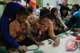 Dokter dan tenaga medis memberikan pelajaran pengenalan sejumlah peralatan medis kepada murid sekolah dasar sekabupaten Lumajang di RS Islam Kabupaten Lumajang, Jatim. Sabtu (17/5). Selain memberikan pelajaran tentang peralatan medis, para dokter dan tenaga medis tersebut, juga memberikan edukasi tentang cara cuci tangan dan sikat gigi serta pendidikan pemberian pertolongan pertama pada korban kecelakaan. ANTARA FOTO/Cucuk Donartono/wdy/14