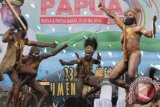 Warga suku Mee, Deiyai, Provinsi Papua mempertunjukkan Pesta Adat Emaida (Pesta Adat Cari Jodoh) saat Pentas Seni Budaya Papua dan Papua Barat di ajang Pekan Wisata Nasional 2014 yang digelar di Monumen Nasional (Monas) Jakarta, Minggu (25/5). Kabupaten Deiyai adalah salah satu kabupaten di Provinsi Papua yang terbentuk sejak 29 Oktober 2008. ANTARAFOTO/Izaac Mulyawan/wdy/14