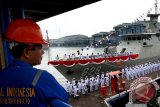 Seorang pekerja berada tak jauh dari Kapal Cepat Rudal (KCR) KRI Sampari-628, saat penyerahan di PT PAL Indonesia (Persero) Surabaya, Rabu (28/5). KRI Sampari-628 yang merupakan satu dari tiga KCR-60M pesanan TNI AL diserahkan PT PAL Indonesia (Persero) kepada Kementerian Pertahanan RI tersebut, untuk modernisasi dan memenuhi kebutuhan persenjataan yang ada, serta untuk kemandirian pemenuhan alutsista. ANTARA FOTO/Eric Ireng/mes/14