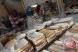 Sejumlah perajin menyelesaikan pembuatan mangkok yang berbahan dasar kayu pada rumah industri 'Oesing Craft' di Kelurahan Penganjuran, Kabupaten Banyuwangi, Jawa Timur, Sabtu (24/5). Mangkok yang berbahan dasar kayu asem, mahoni, trembesi yang pernah memperoleh penghargaan dari United Nations Educational, Scientific and Cultural Organization (UNESCO) tersebut mampu memproduksi 800 buah sehari dan telah didistribusikan ke Jepang. ANTARA FOTO/M Risyal Hidayat/wdy/14