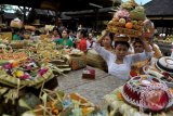 Sejumlah wanita Hindu menyiapkan sesajen saat persembahyangan Hari Raya Galungan di Ubud, Bali, Rabu (21/5). Perayaan hari kemenangan kebenaran (Dharma) di atas kejahatan (Adharma) tersebut diisi dengan persembahyangan di Pura tiap desa adat di seluruh Bali. ANTARA FOTO/Nyoman Budhiana/Asf/nz/14.