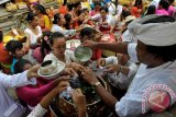 Sejumlah wanita Hindu antre mendapatkan air suci saat persembahyangan Hari Raya Galungan di Ubud, Bali, Rabu (21/5). Perayaan hari kemenangan kebenaran (Dharma) di atas kejahatan (Adharma) tersebut diisi dengan persembahyangan di Pura tiap desa adat di seluruh Bali. ANTARA FOTO/Nyoman Budhiana/Asf/nz/14.