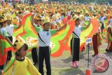 Sejumlah siswa Taman Kanak-Kanak mempertunjukan tarian Kupu-Kupu di Alun-alun Indramayu, Jawa barat, Selasa (20/5). Siswa TK Tersebut menarikan tarian Kupu-kupu masal dalam rangka memperingati Hari Kebangkitan Nasional (Harkitnas). ANTARA FOTO/Dedhez Anggara/Koz/pd/14.