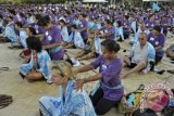 Sejumlah pekerja spa memijat wisatawan secara massal dalam pemecahan rekor dalam Museum Rekor Indonesia (MURI) di Pantai Sanur, Bali, Jumat (9/5). Sebanyak seribu tenaga 'therapist' terlatih dari berbagai daerah di Indonesia dilibatkan dalam kegiatan tersebut untuk promosi pariwisata Indonesia kepada wisatawan. ANTARA FOTO/Nyoman Budhiana
