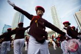 Para polisi cilik melakukan atraksi di kawasan Bundaran HI, Jakarta, Minggu (25/5). Atraksi tersebut bertujuan untuk mensosialisasikan keselamatan berkendara dan menanamkan kedisiplinan sejak dini. ANTARA FOTO/Rosa Panggabean/ed/pd/14.