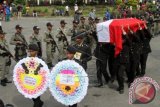 Jenazah Briptu Irfan ketika akan diberangkatkan dari bandara Wamena, Papua, Sabtu (31/5) menuju ke kampung halamannya di Ternate. Anggota Polsek Tiom Kabupaten Lanny Jaya tersebut menjadi korban penembakan dari orang tidak di kenal sekitar pukul 17.00 WIT Jumat (30/5) ketika baru pulang dari rumah kawannya di Tiom, sementara pelaku penembakan langsung melarikan diri masuk ke hutan dan masih dalam pegejaran aparat brimob setempat. ANTARA FOTO/Iwan Adisaputra/wdy/14