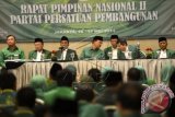 Ketua Umum PPP Suryadharma Ali (keempat kanan) didampingi jajaran pengurus partai membuka Rapat Pimpinan Nasional (Rapimnas) PPP di Jakarta, Sabtu (10/5). Rapimnas membahas tentang penentuan koalisi dalam Pemilu Presiden (Pilpres) 2014. ANTARA FOTO/Prasetyo Utomo/wdy/14