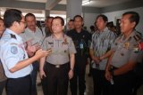 Sidoarjo (Antara Jatim) - Kepala Divisi Humas Mabes Polri Irjen Pol Rony F Sompie (tiga kanan) sedang berbincang dengan petugas imigrasi Rumah Susun Puspa Agro, Jemundo Sidoarjo, Jawa Timur, Rabu (14/5). Kedatangan mereka ke lokasi tersebut untuk melihat dari dekat penanganan imigran sebelum mereka diberangkatkan ke negara ketiga yang akan menerima mereka. (Foto Indra Setiawan/14/edy)