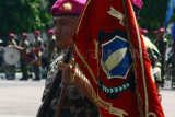 Surabaya (Antara Jatim) - Komandan Pangkalan Korps Marinir Surabaya yang baru Letkol (Mar) Ludi Prastyono membawa panji kebesaran saat upacara Serah Terima Jabatan (Sertijab) di Lapangan Apel Kesatrian Usman, Pangkalan Marinir Surabaya, Jalan Opak, Surabaya, Jawa Timur, Selasa (13/5). Jabatan Komandan Pangkalan Korps Marinir Surabaya diserahterimakan dari Kolonel (Mar) M. Hari kepada Letkol (Mar) Ludi Prastyono. FOTO Suryanto/EI/14.