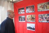 Turki (Antara Jatim) - Pengunjung melihat foto seni budaya Indonesia dalam pameran foto di Turki 10-12 Mei 2014. Pengunjung memadati stand pameran Indonesia, di Kültür Park, Konya, Turki. Perhimpunan Pelajar Indonesia (PPI) Konya ambil bagian pada acara Ogrenci Bulusmasi atau dikenal juga dengan acara Spring Festival yang diikuti 55 negara. PPI memamerkan foto budaya Indonesia karya tujuh fotogarafer Indonesia. FOTO/Humas PPI/Saiful Bahri/14/SHP