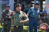 Panglima TNI, Jenderal TNI Moeldoko bersama rombongan saat tiba di Pulau Sebatik, Kabupaten Nunukan, Kalimantan Utara, Jumat (16/5). Kedatangan Panglima TNI di pulau yang berbatasan dengan Malaysia itu dalam rangka meninjau pelaksanaan operasi gabungan TNI di perbatasan perairan Indonesia-Malaysia dan memantau perbatasan perairan di Karang Unarang Pulau Sebatik. ANTARA FOTO/M Rusman