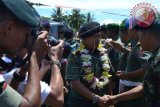 Panglima TNI, Jenderal TNI Moeldoko bersama rombongan saat tiba di Pulau Sebatik, Kabupaten Nunukan, Kalimantan Utara, Jumat (16/5). Kedatangan Panglima TNI di pulau yang berbatasan dengan Malaysia itu dalam rangka meninjau pelaksanaan operasi gabungan TNI di perbatasan perairan Indonesia-Malaysia dan memantau perbatasan perairan di Karang Unarang Pulau Sebatik. ANTARA FOTO/M Rusman