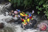 Sejumlah wisatawan melakukan wisata 'Tubing' di kawasan wisata Tanakita Rakata , Situ Gunung, Taman Nasional Gede Pangrango, Sukabumi, Jawa Barat, Selasa (27/5). Mengarungi sungai dengan ban sepanjang 1,5 km menjadi olah raga dan salah satu tujuan wisatawan domestik dan manca negara dikawasan tersebut. ANTARA FOTO/Teresia May/wdy/14