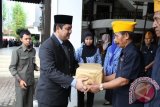 Banjarmasin, 19/5 -  Wakil Wali Kota Banjarmasin HM Irwan Anshari menyerahkan santunan kepada para veteran secara simbolis usai upacara Peringatan HUT 65 Proklamasi Gubernur Tentara ALRI Devisi IV Pertahanan Kalimantan dan Peringatan 106 tahun Kebangkitan Nasional di halaman Balai Kota Banjarmasin, Sabtu (18/5).Foto Antara/humas herry murdy/e)