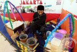 Pedagang kerak telor membuka lapak di Jakarta Tourism Expo di Ayani Megamal Pontianak, Jumat (23/5). Jakarta Tourism Expo merupakan program promosi pariwisata Jakarta yang digelar di 9 kota di Indonesia untuk meningkatkan tingkat kunjungan ke Jakarta dengan berbagai paket wisata menarik dengan harga yang sangat murah. ANTARA FOTO/Leo
